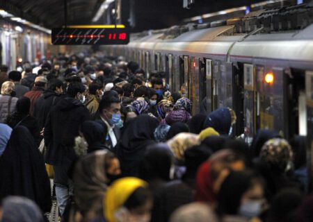 گلایه شهروندان از شلوغی و دیر آمدن قطارها در خط ۶ متروی تهران