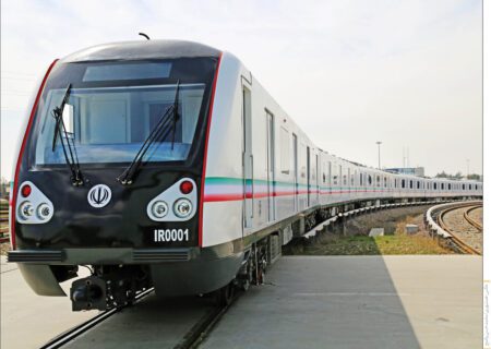 قطار ملی روی ریل متروی تهران می‌تازد