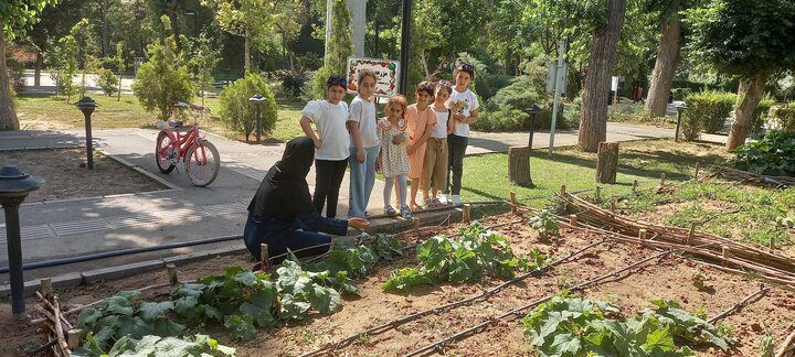 آموزش باغبانی به کودکان در مزرعه خانواده منطقه ۱۶