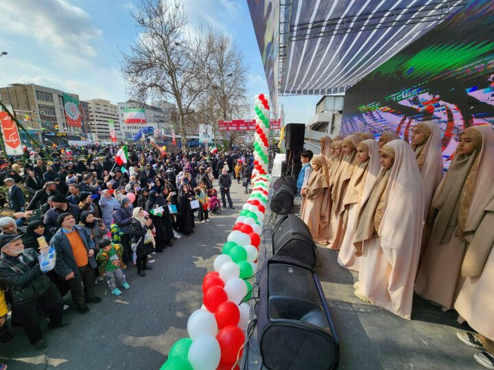 استقبال شهروندان از پردیس فرهنگی منطقه یک در راهپیمایی ۲۲ بهمن