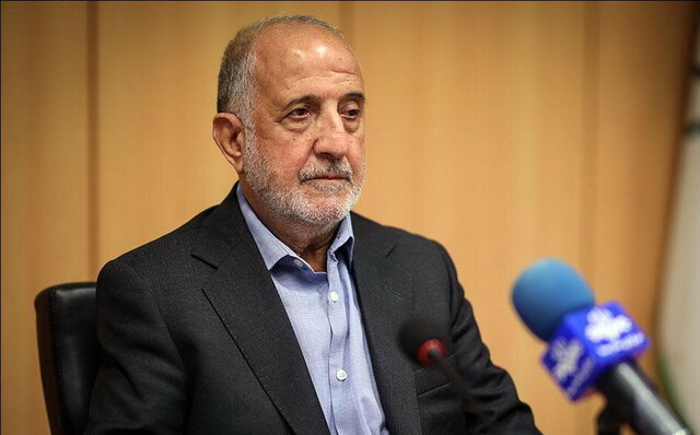 درخت قطع شده در میدان آزادی خشک بود