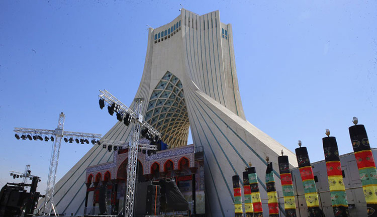 سردرگمی آیینی، میدان امام حسین فراموش می‌شود، برج آزادی قربانی