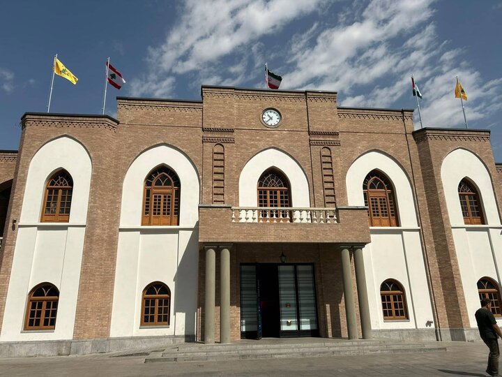 اهتزاز دائمی پرچم ایران بر بام بلدیه