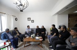ادای احترام مدیرعامل سازمان منطقه آزاد کیش به خانواده شهید امیرحسین شاهرخیان