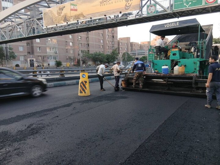 تداوم نهضت آسفالت در منطقه ۱۰؛ اجرای روکش مکانیزه خیابان قزوین